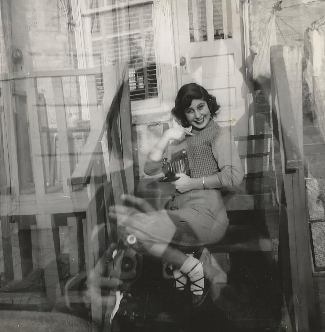 Stunning Vintage Photos of Women with their Cameras from the Past