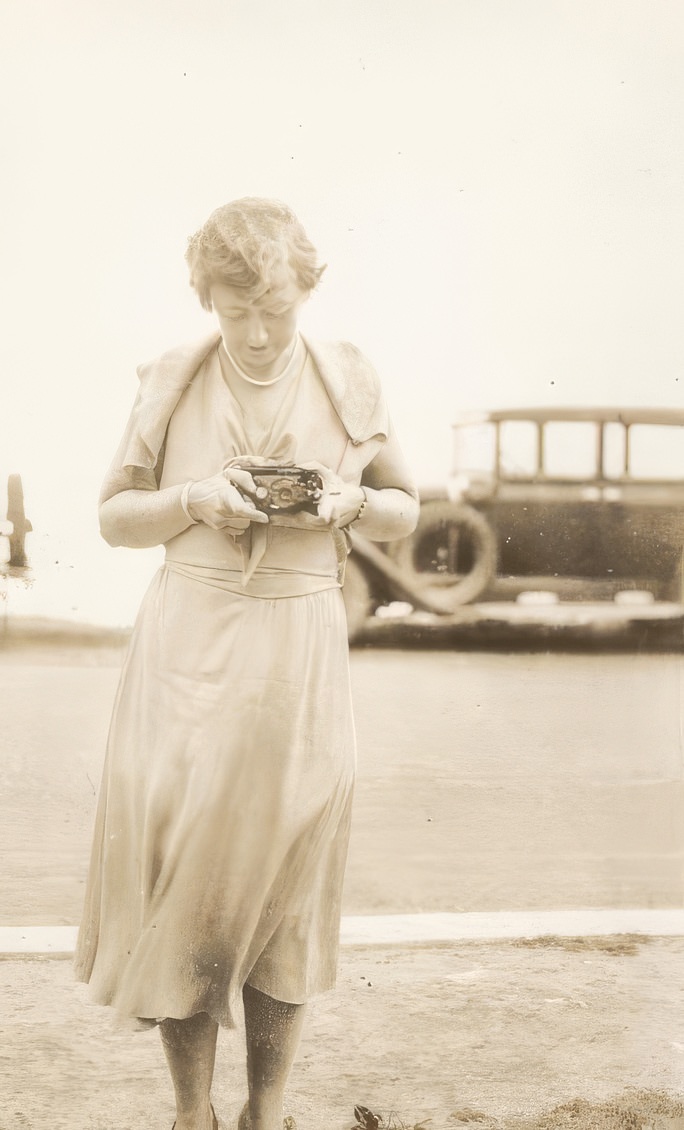 Stunning Vintage Photos of Women with their Cameras from the Past