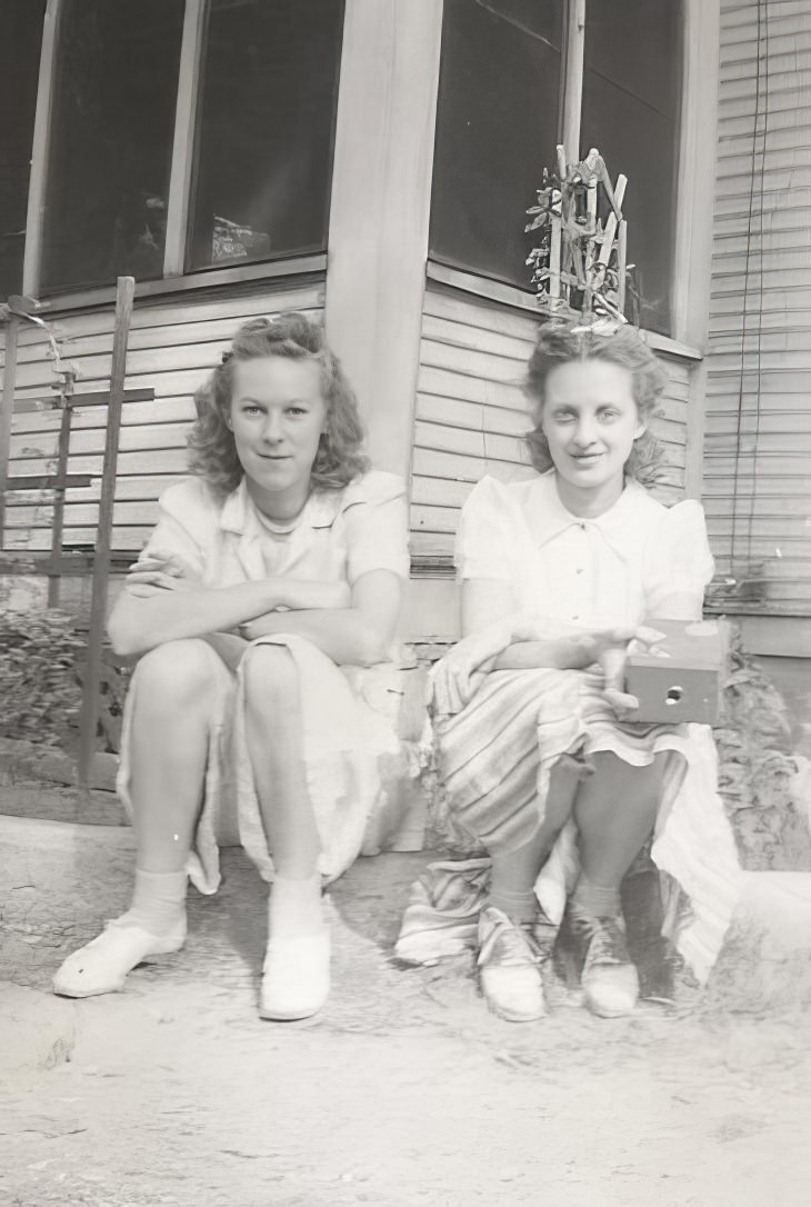 Stunning Vintage Photos of Women with their Cameras from the Past