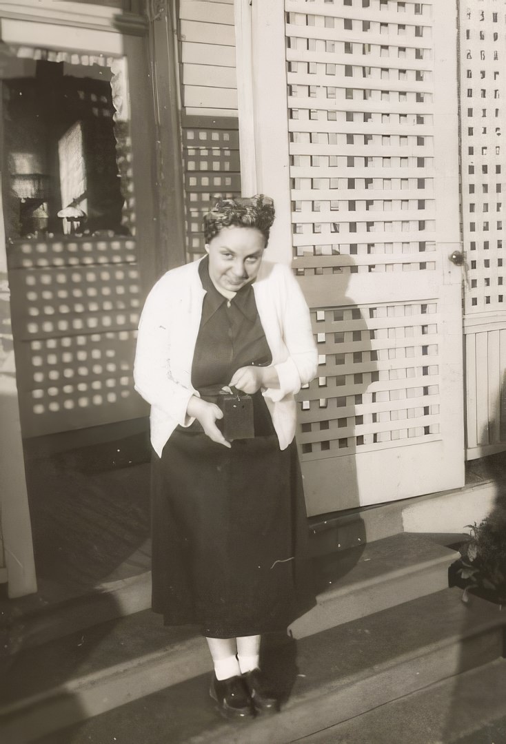 Stunning Vintage Photos of Women with their Cameras from the Past