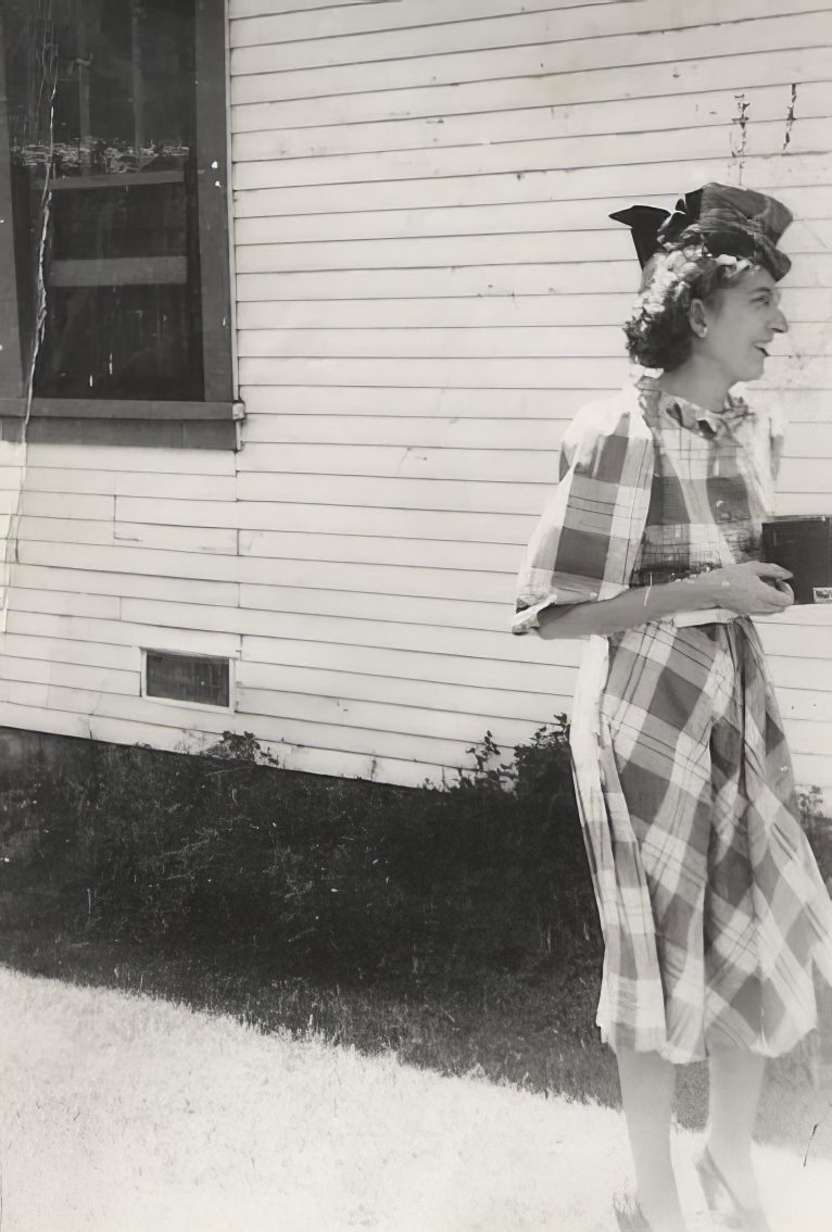 Stunning Vintage Photos of Women with their Cameras from the Past