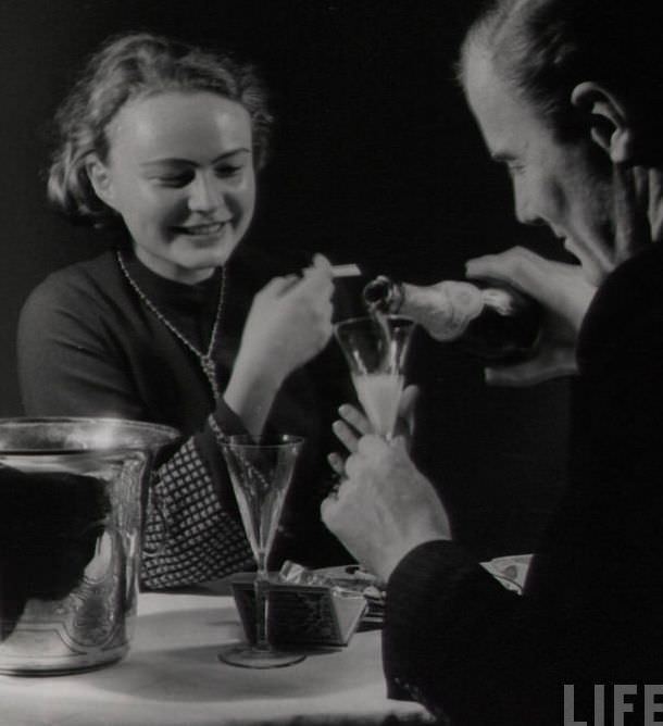 50 Lovely Photos of Young Couples Enjoying from the 1930s