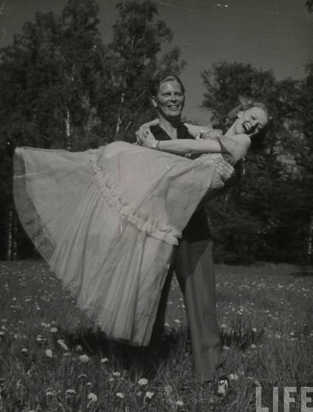50 Lovely Photos of Young Couples Enjoying from the 1930s