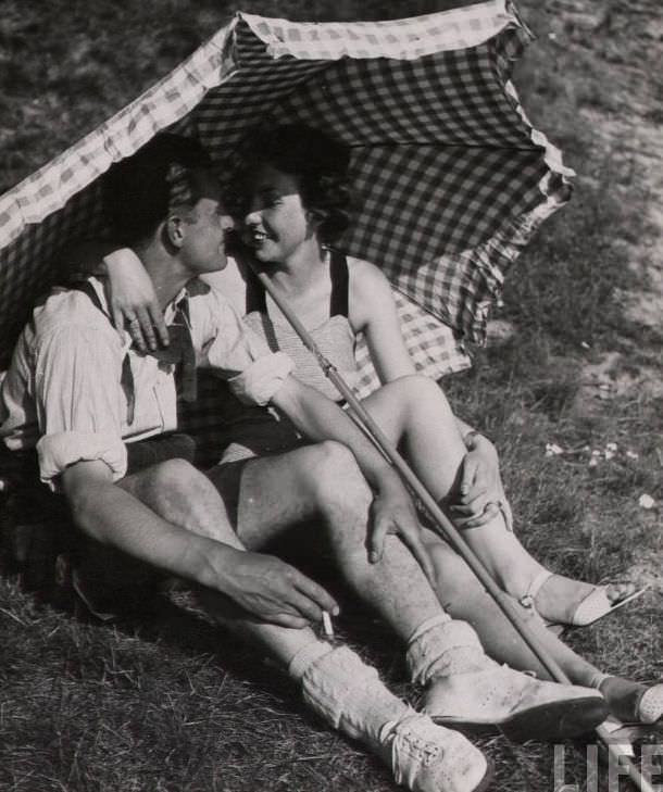 50 Lovely Photos of Young Couples Enjoying from the 1930s