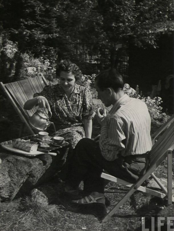 50 Lovely Photos of Young Couples Enjoying from the 1930s