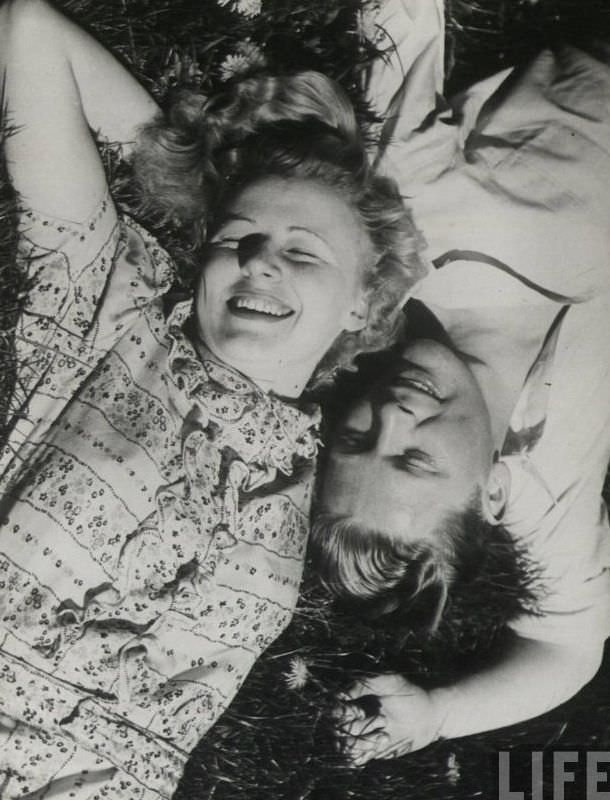 50 Lovely Photos of Young Couples Enjoying from the 1930s
