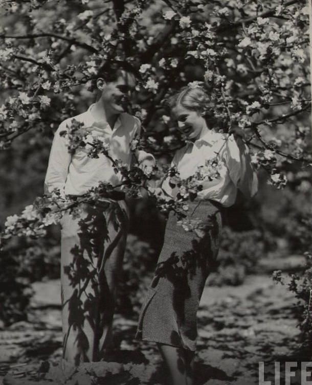 50 Lovely Photos of Young Couples Enjoying from the 1930s