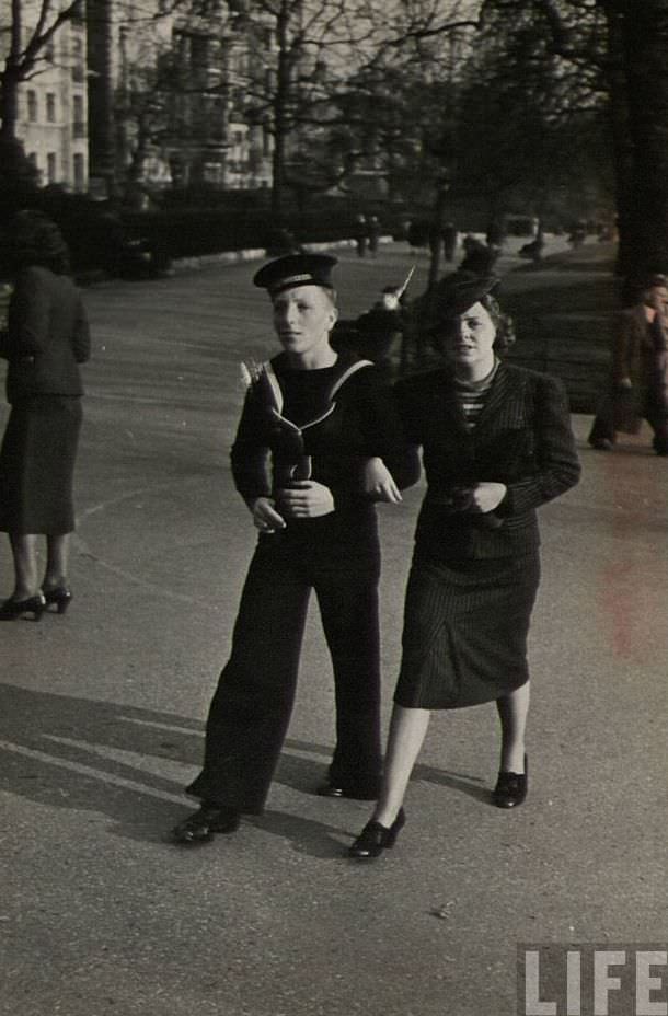 50 Lovely Photos of Young Couples Enjoying from the 1930s