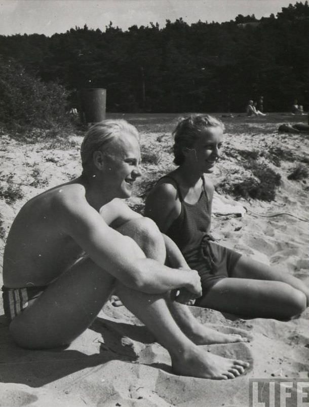 50 Lovely Photos of Young Couples Enjoying from the 1930s