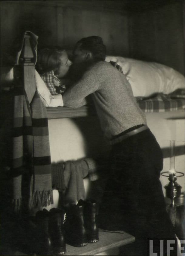 50 Lovely Photos of Young Couples Enjoying from the 1930s