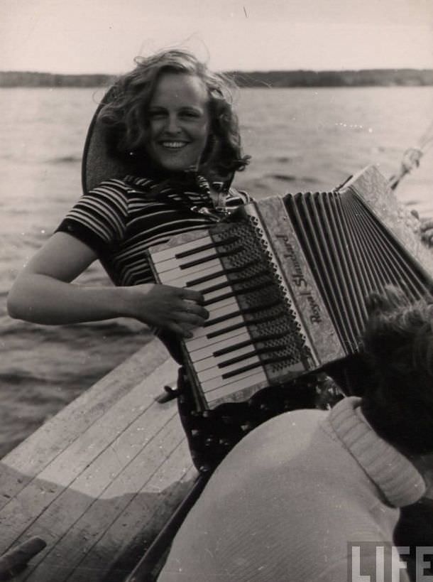 50 Lovely Photos of Young Couples Enjoying from the 1930s