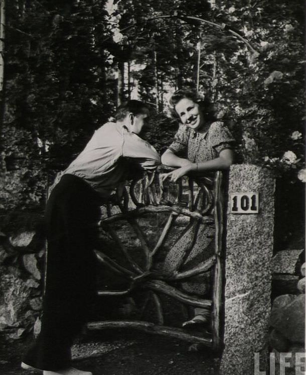 50 Lovely Photos of Young Couples Enjoying from the 1930s