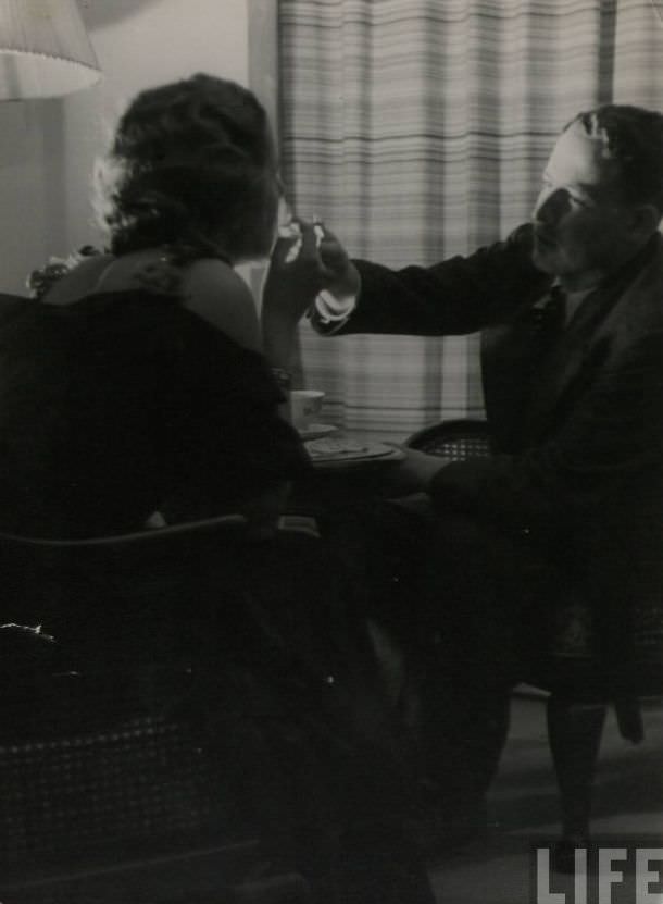50 Lovely Photos of Young Couples Enjoying from the 1930s