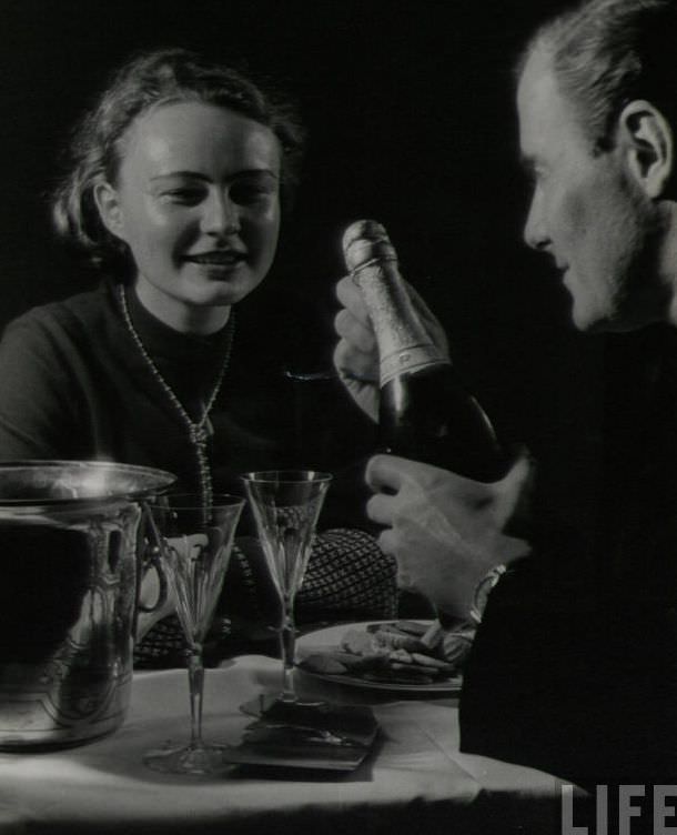 50 Lovely Photos of Young Couples Enjoying from the 1930s