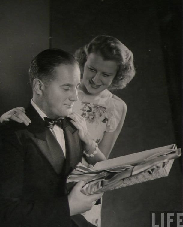 50 Lovely Photos of Young Couples Enjoying from the 1930s