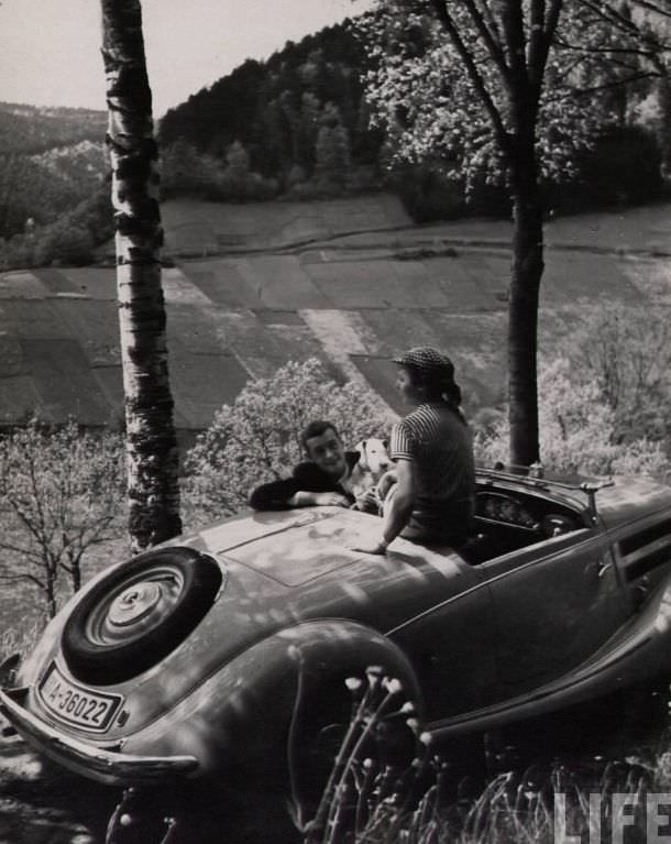 50 Lovely Photos of Young Couples Enjoying from the 1930s