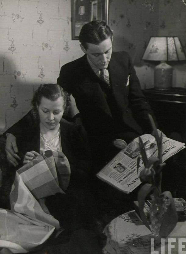 50 Lovely Photos of Young Couples Enjoying from the 1930s