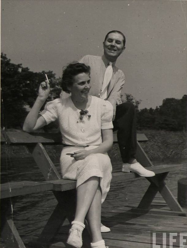 50 Lovely Photos of Young Couples Enjoying from the 1930s