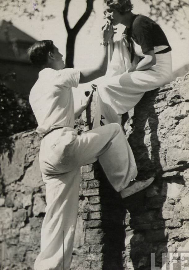 50 Lovely Photos of Young Couples Enjoying from the 1930s