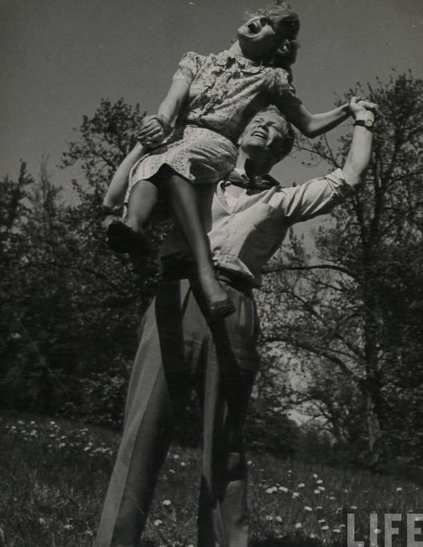 50 Lovely Photos of Young Couples Enjoying from the 1930s
