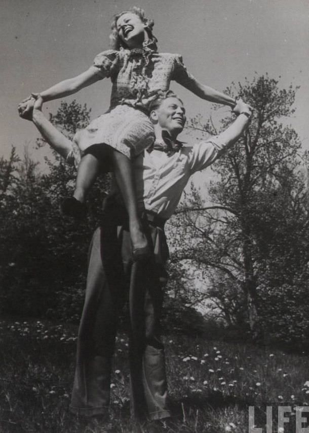 50 Lovely Photos of Young Couples Enjoying from the 1930s