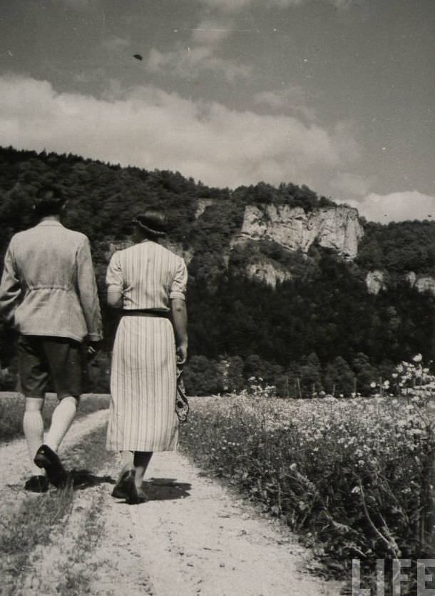 50 Lovely Photos of Young Couples Enjoying from the 1930s
