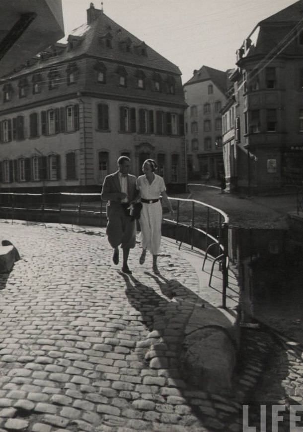 50 Lovely Photos of Young Couples Enjoying from the 1930s
