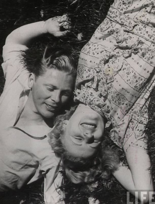 50 Lovely Photos of Young Couples Enjoying from the 1930s