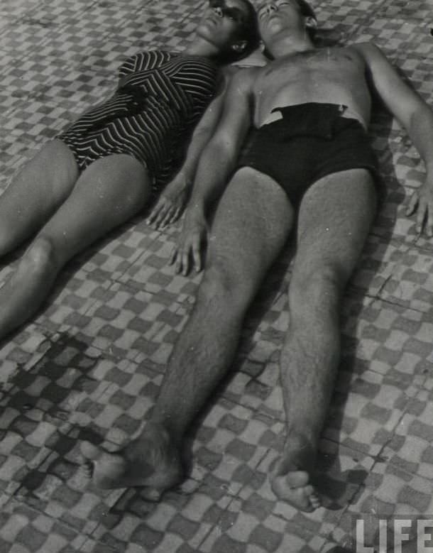 50 Lovely Photos of Young Couples Enjoying from the 1930s