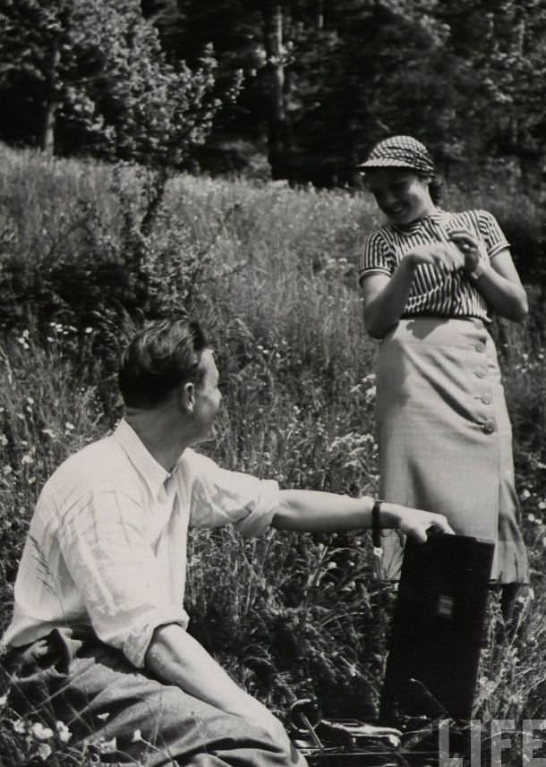 50 Lovely Photos of Young Couples Enjoying from the 1930s