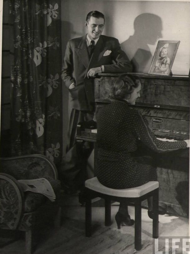 50 Lovely Photos of Young Couples Enjoying from the 1930s