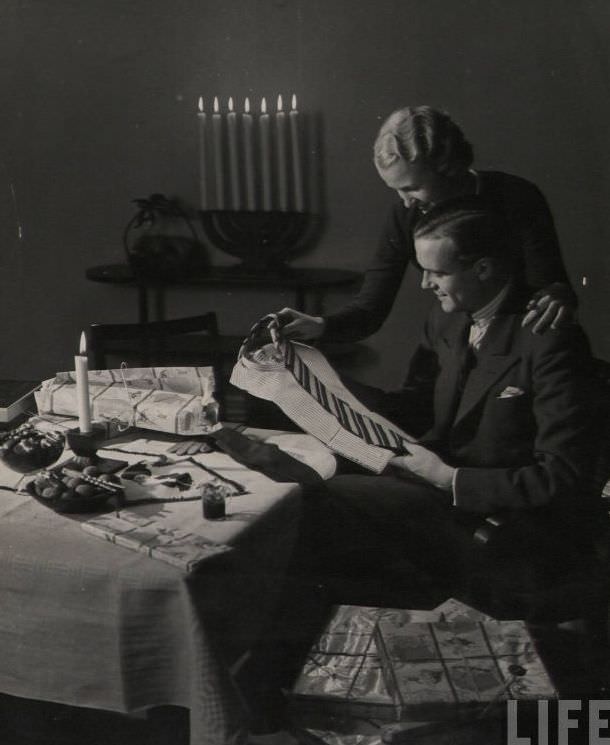 50 Lovely Photos of Young Couples Enjoying from the 1930s