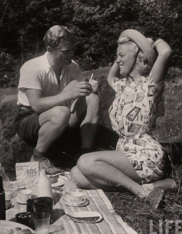 50 Lovely Photos of Young Couples Enjoying from the 1930s