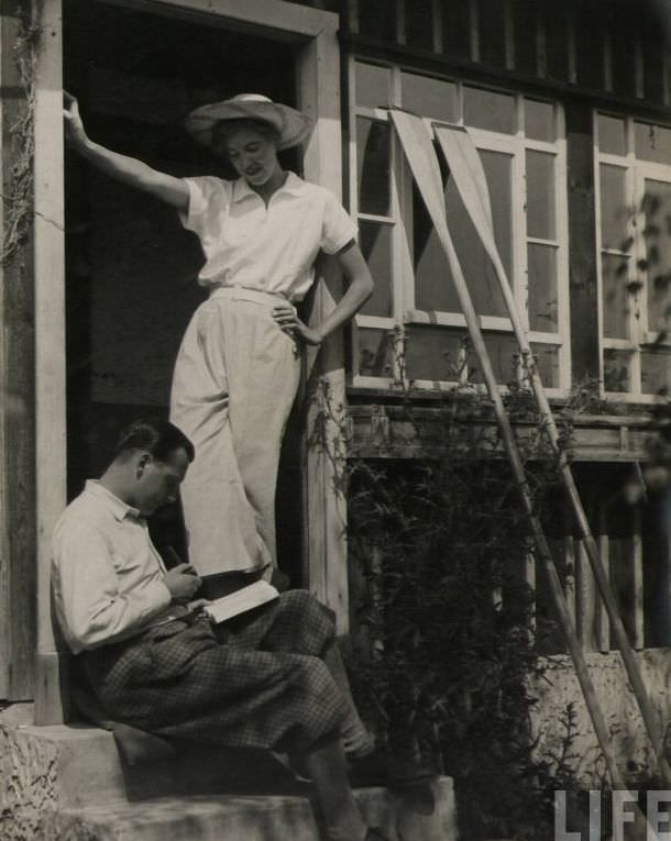 50 Lovely Photos of Young Couples Enjoying from the 1930s
