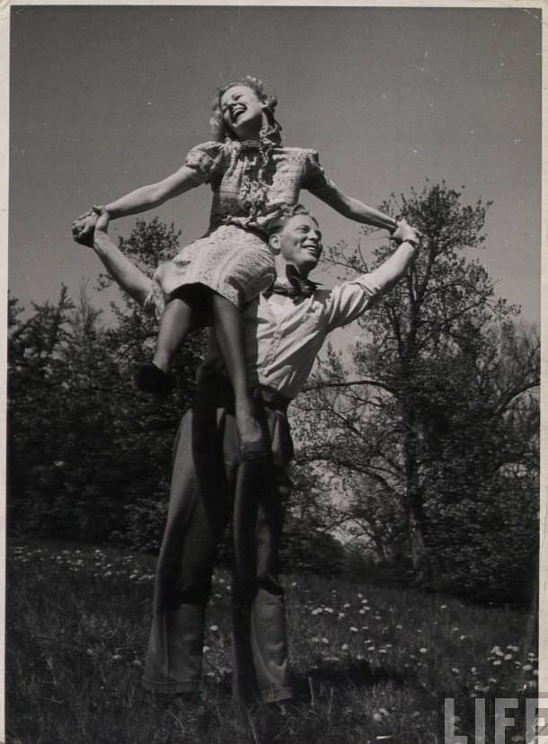 50 Lovely Photos of Young Couples Enjoying from the 1930s