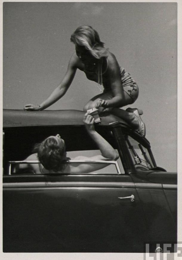 50 Lovely Photos of Young Couples Enjoying from the 1930s