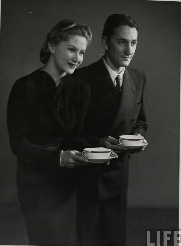 50 Lovely Photos of Young Couples Enjoying from the 1930s
