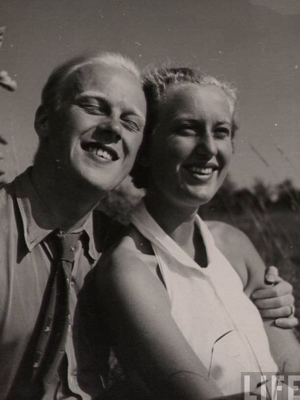 50 Lovely Photos of Young Couples Enjoying from the 1930s