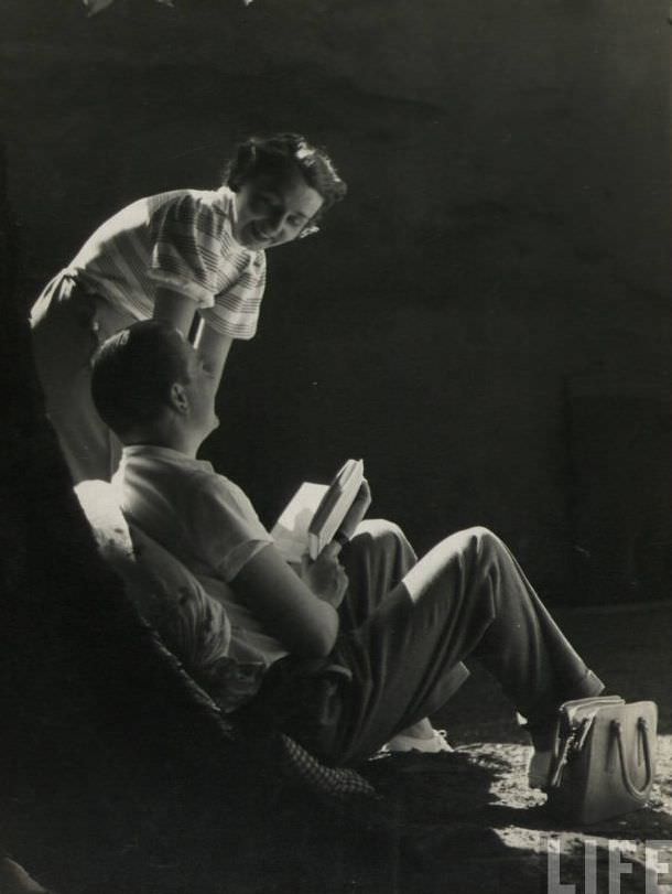 50 Lovely Photos of Young Couples Enjoying from the 1930s