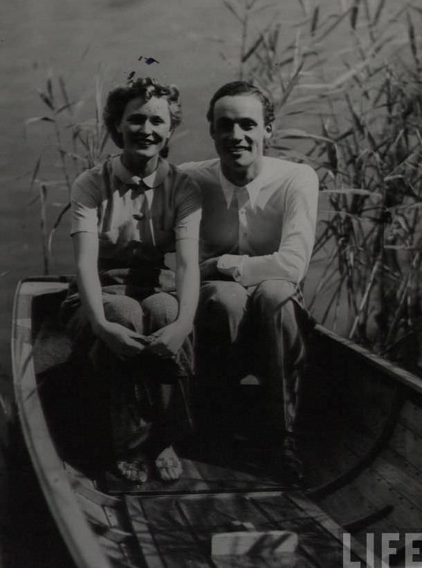 50 Lovely Photos of Young Couples Enjoying from the 1930s