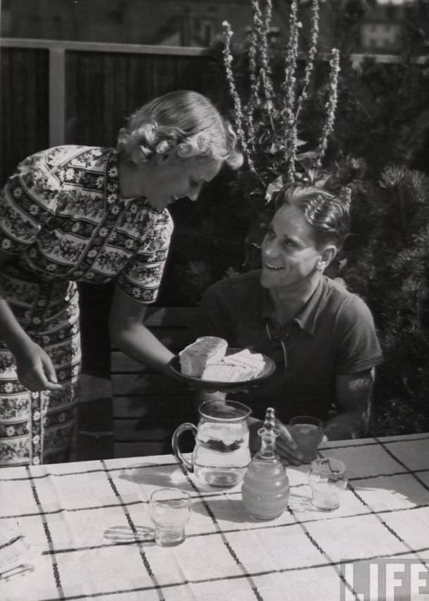 50 Lovely Photos of Young Couples Enjoying from the 1930s