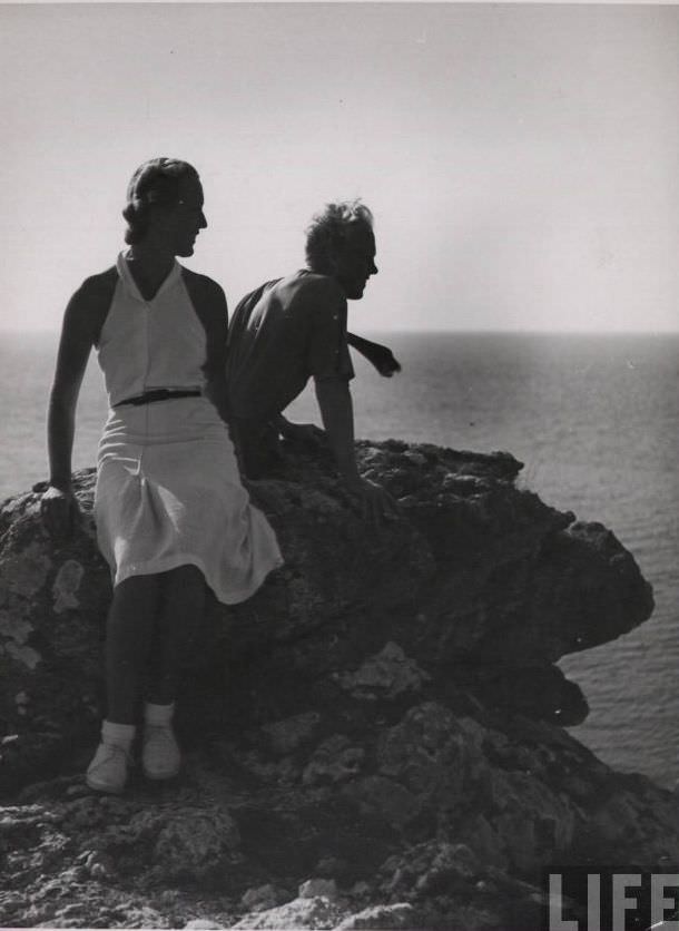 50 Lovely Photos of Young Couples Enjoying from the 1930s