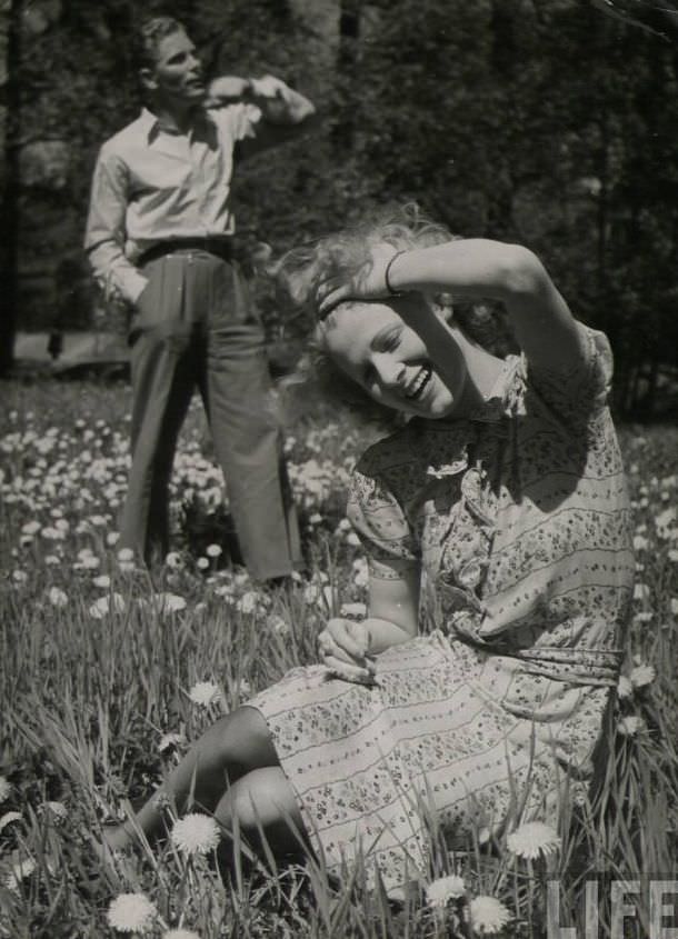 50 Lovely Photos of Young Couples Enjoying from the 1930s