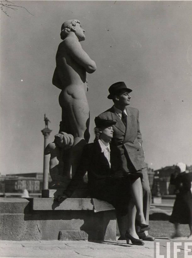 50 Lovely Photos of Young Couples Enjoying from the 1930s