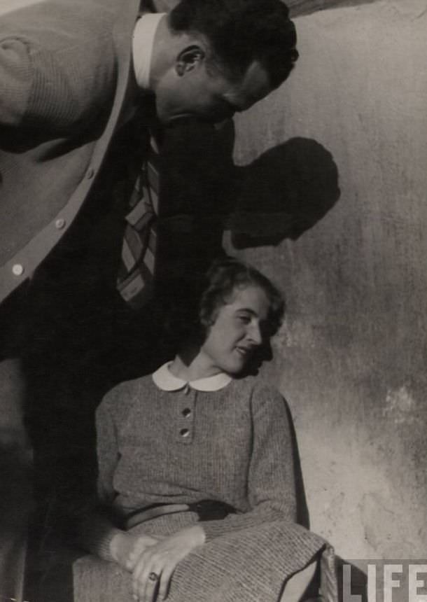 50 Lovely Photos of Young Couples Enjoying from the 1930s