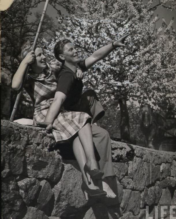 50 Lovely Photos of Young Couples Enjoying from the 1930s