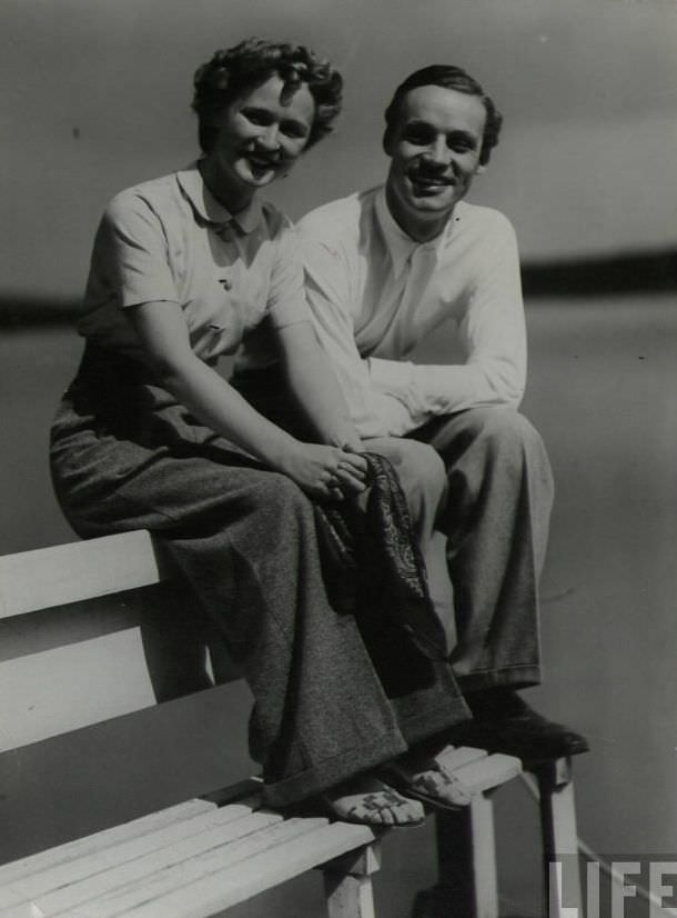 50 Lovely Photos of Young Couples Enjoying from the 1930s