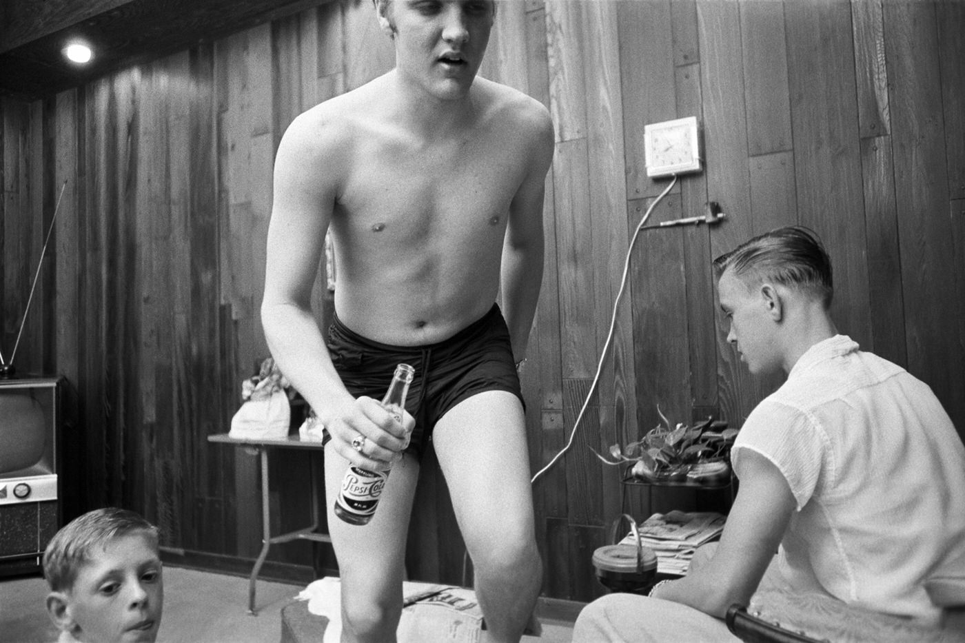 Elvis with his cousins Billy and Bobby Smith at his home in Memphis, 1956.
