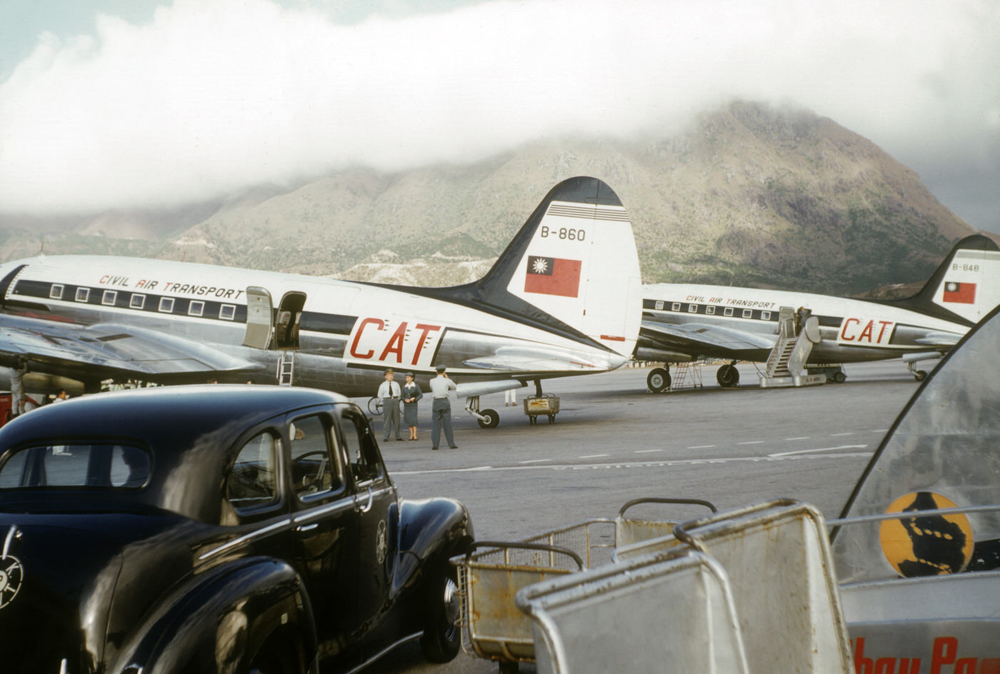 Hong Kong harbor, junks unloading, 1953
