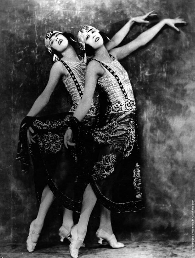 Two cabaret performers at the Piccadilly Hotel, London, 1925.